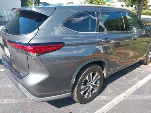 Used 2022 Toyota Highlander XLE FWD image 3