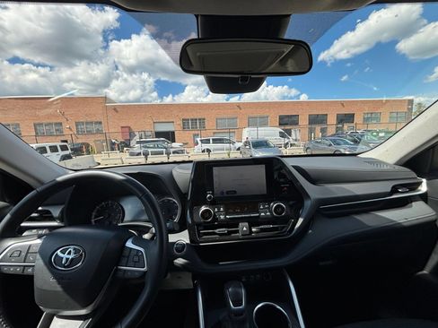 Used 2025 Toyota Highlander LE FWD image 35