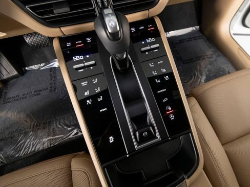 Certified 2026 Porsche Macan AWD/4WD image 23