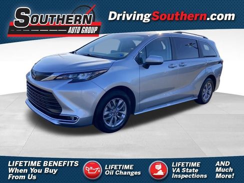 Used 2024 Toyota Sienna XLE image 1