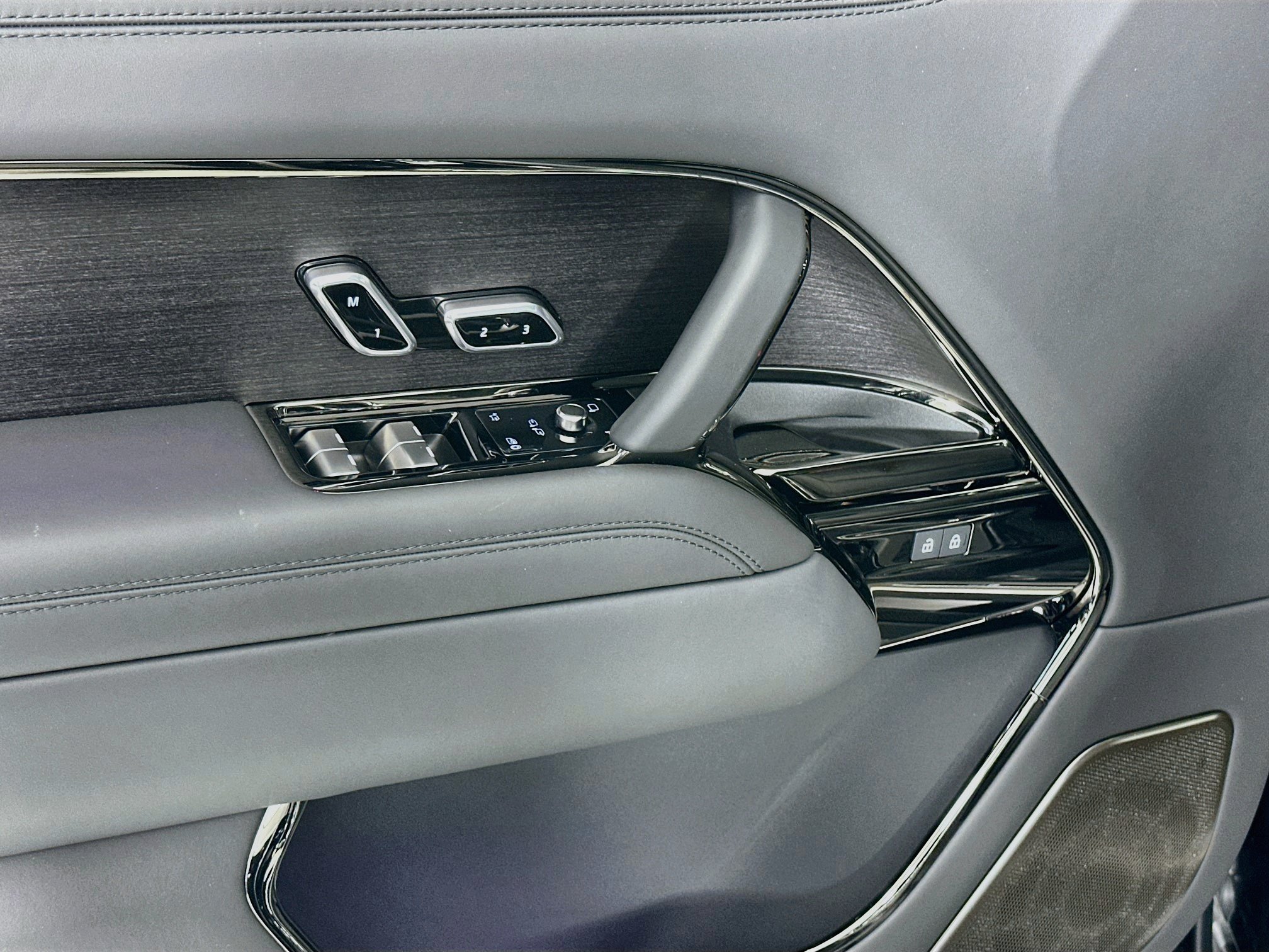New 2026 Land Rover Range Rover SV AWD/4WD image 15