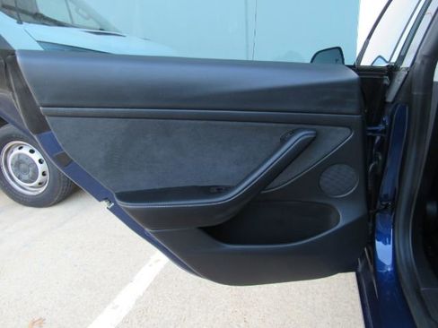 Used 2022 Tesla Model 3 Standard Range image 16