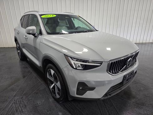 Used 2024 Volvo XC40 B5 Plus AWD/4WD image 2