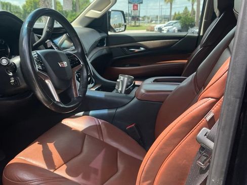 Used 2019 Cadillac Escalade ESV Premium Luxury RWD image 4