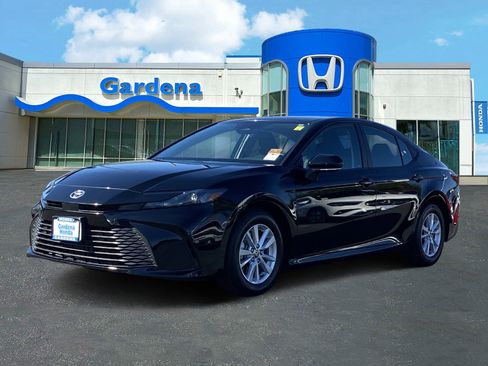 Used 2025 Toyota Camry SE image 3