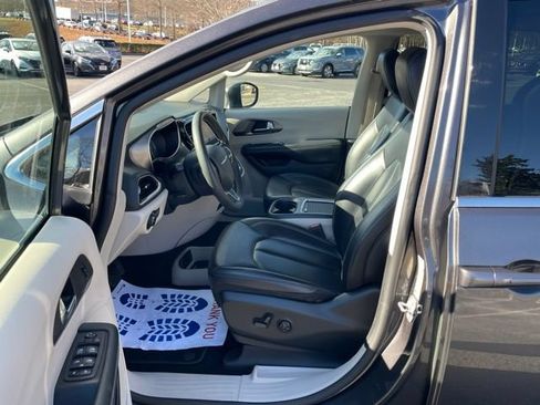 Used 2023 Chrysler Pacifica Touring-L FWD image 16