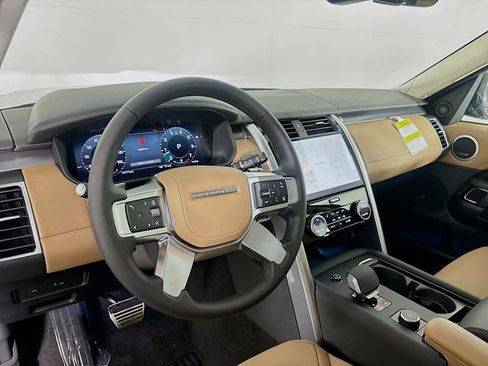 Used 2025 Land Rover Discovery Metropolitan Edition image 9