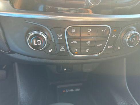 Used 2023 Chevrolet Traverse LT FWD image 30