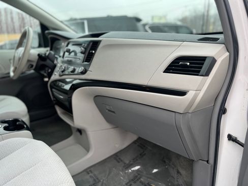 Used 2012 Toyota Sienna LE image 40