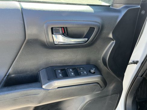 Used 2021 Toyota Tacoma TRD Off-Road AWD/4WD image 17