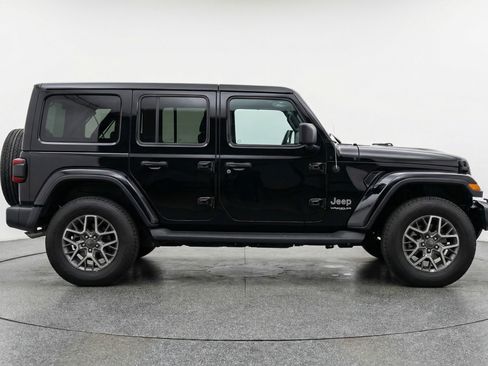 Used 2025 Jeep Wrangler Unlimited Sahara AWD/4WD image 11