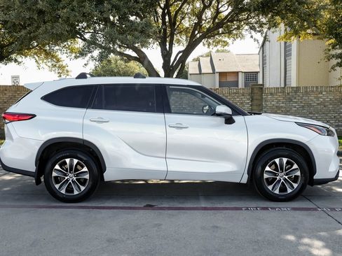 Used 2022 Toyota Highlander XLE image 15