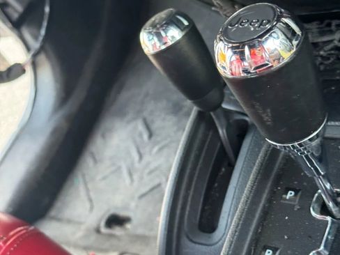 Used 2013 Jeep Wrangler Unlimited Rubicon AWD/4WD image 15
