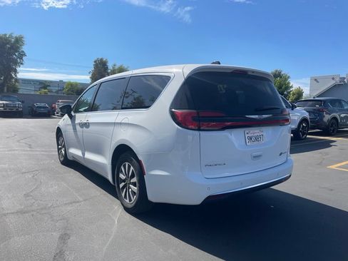 Used 2024 Chrysler Pacifica Limited FWD image 4