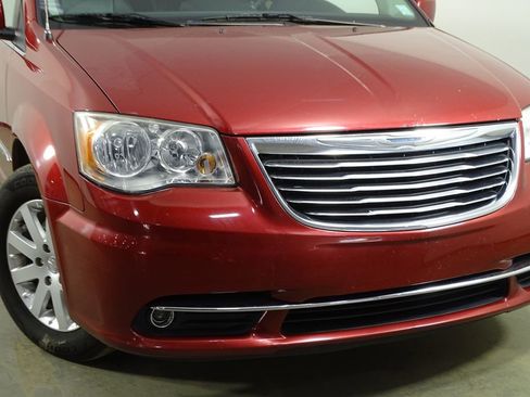 Used 2014 Chrysler Town & Country Touring image 40