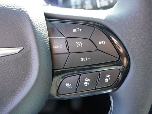 Used 2025 Chrysler Pacifica Limited image 34