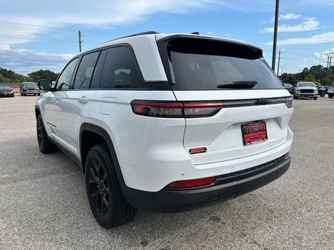Used 2024 Jeep Grand Cherokee Altitude RWD image 5