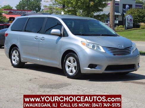 Used 2017 Toyota Sienna LE image 3