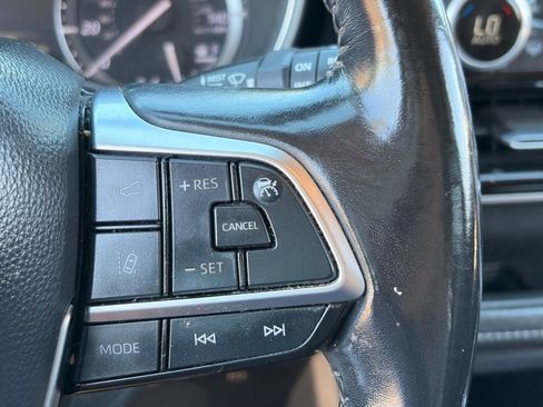 Used 2021 Toyota Highlander XLE FWD image 25