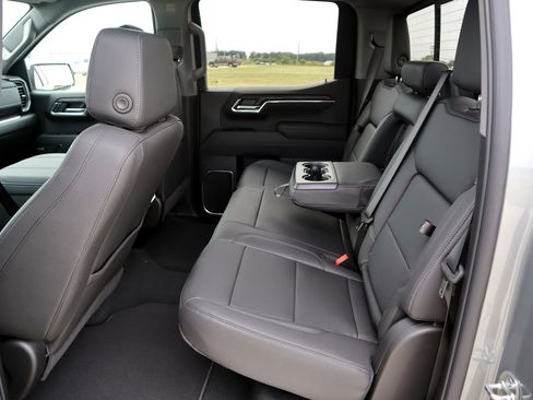 New 2026 GMC Sierra 1500 SLT image 7