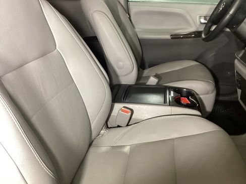 Used 2018 Toyota Sienna AWD image 6