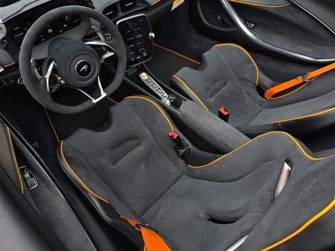 Used 2025 McLaren Artura Spider image 28