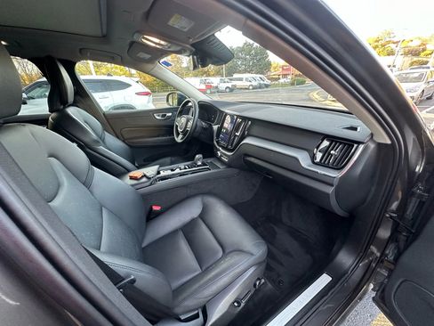 Used 2024 Volvo XC60 B5 Core image 40