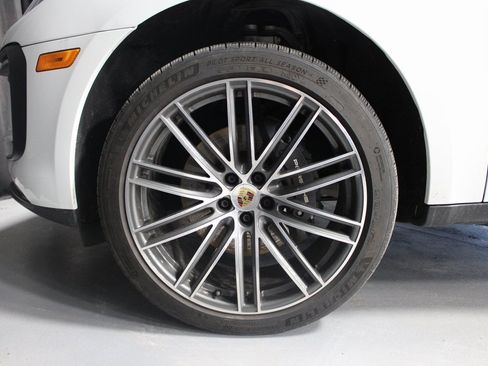 Certified 2025 Porsche Macan image 16