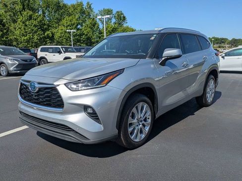 Used 2021 Toyota Highlander Limited FWD image 8
