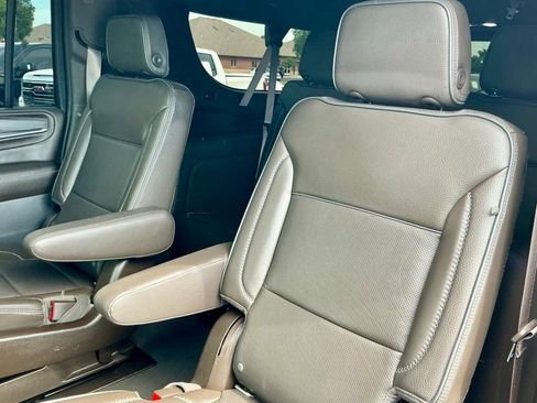 Used 2021 GMC Yukon XL Denali w/ Denali Premium Package AWD/4WD image 29