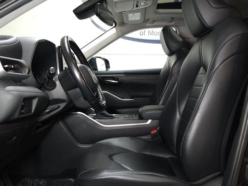 Used 2020 Toyota Highlander XLE AWD/4WD image 14