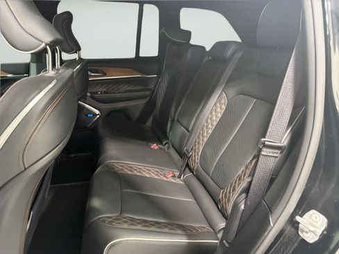 Used 2023 Jeep Grand Cherokee Summit AWD/4WD image 10