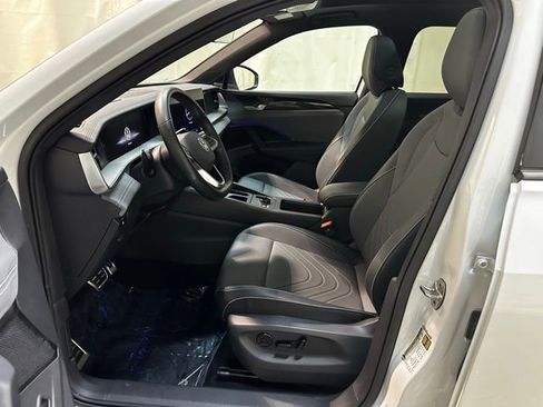 Certified 2025 Volkswagen Tiguan SE R-Line image 14