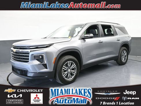 Used 2025 Chevrolet Traverse LT image 1