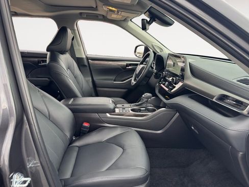 New 2025 Toyota Highlander Limited image 15