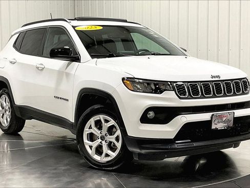 Used 2025 Jeep Compass Latitude w/ Sun & Sound Group AWD/4WD image 3