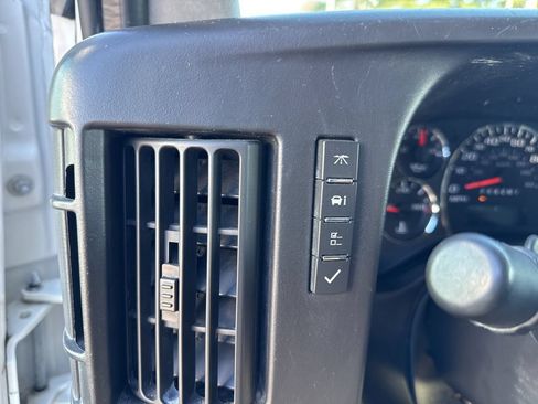 Used 2015 Chevrolet Express 2500 RWD image 14