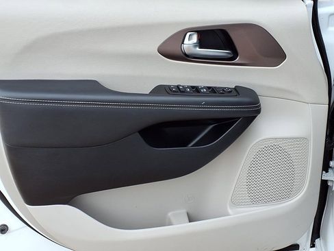 Used 2023 Chrysler Voyager LX image 18