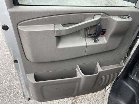 Used 2016 GMC Savana 2500 RWD image 3