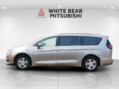 Used 2018 Chrysler Pacifica Touring-L FWD image 3