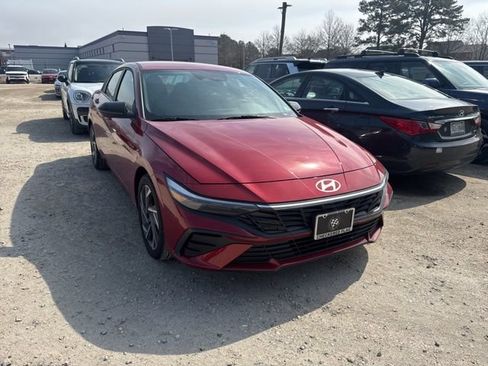 Used 2025 Hyundai Elantra Sport image 2