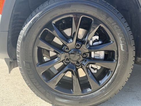 Used 2023 Jeep Grand Cherokee L Laredo image 13