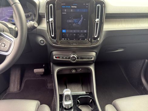 Used 2025 Volvo XC40 B5 Plus image 15