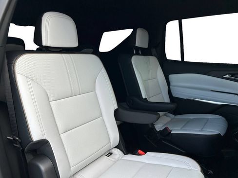 Certified 2025 Chevrolet Traverse High Country FWD image 18