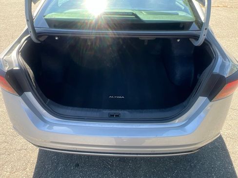 Used 2025 Nissan Altima 2.5 SV FWD image 11