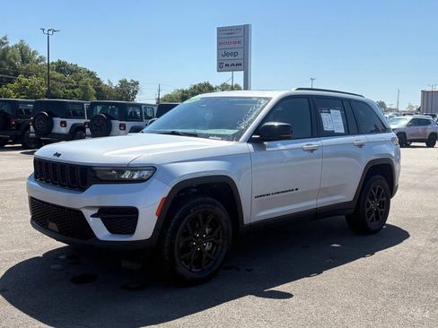 Used 2025 Jeep Grand Cherokee Altitude AWD/4WD image 3