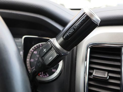 Used 2018 Nissan Titan SV w/ SV Convenience Package image 19