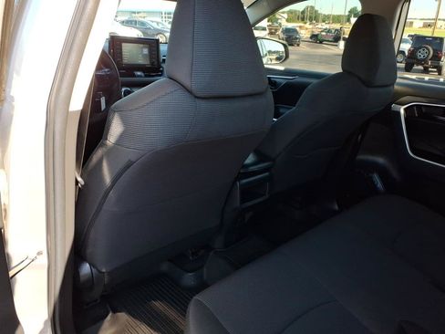 Used 2021 Toyota RAV4 LE AWD/4WD image 10