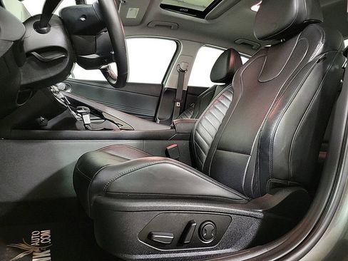 Used 2025 Hyundai Elantra Limited image 12