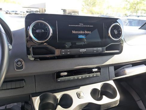 Used 2022 Mercedes-Benz Sprinter 2500 image 8